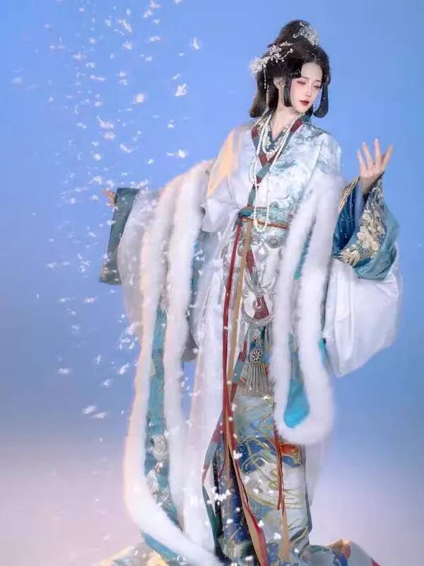 New Hanfu Women Zhan Guo Robe  - огляд і ціна Embroidery Knit